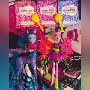 Monster high freaky fusion avea trotter and Bonita femur doll bundle